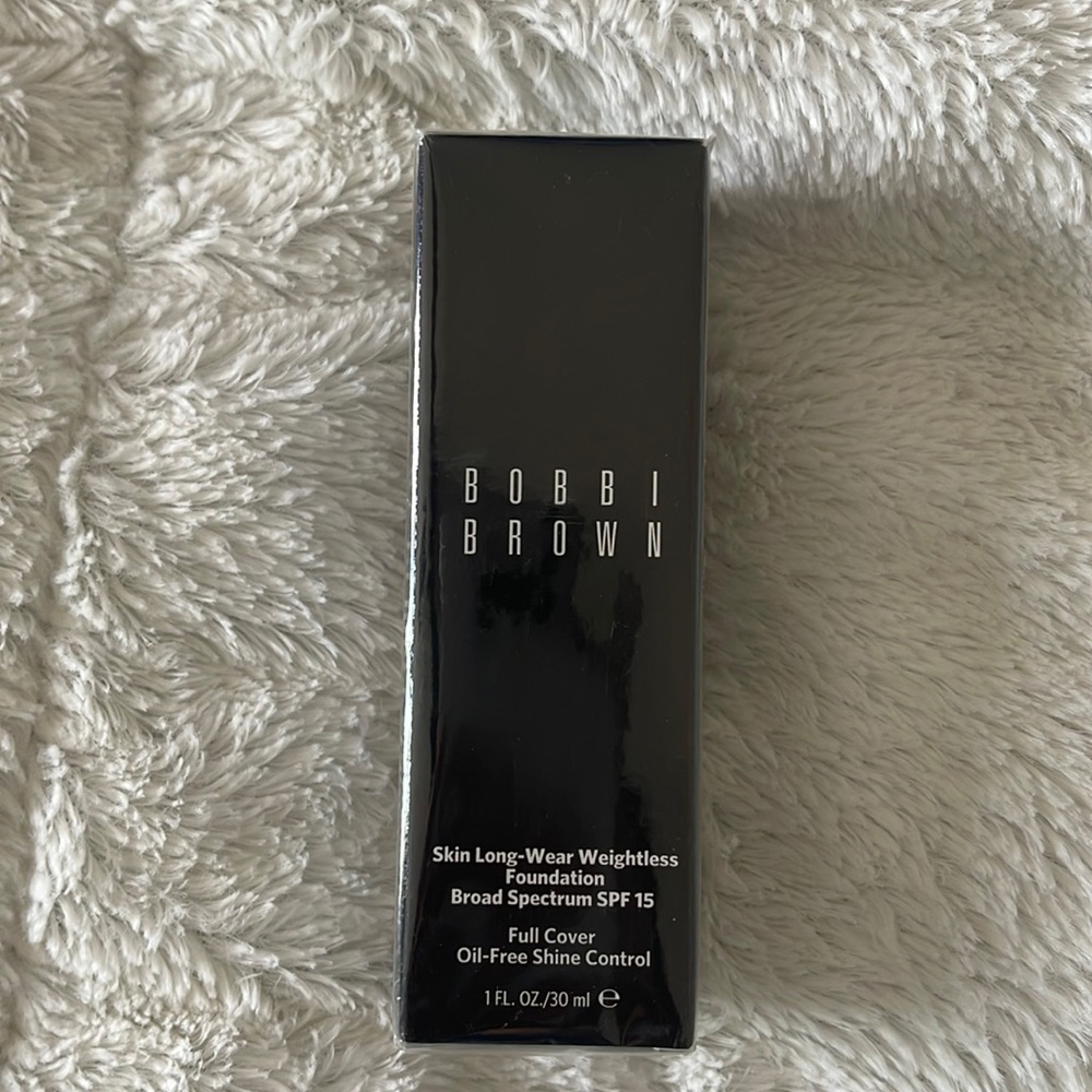 ❤️NEW!!❤️Bobbi Brown Skin Long-Wear Weightless
Foundation Broad Spectrum SPF 15.